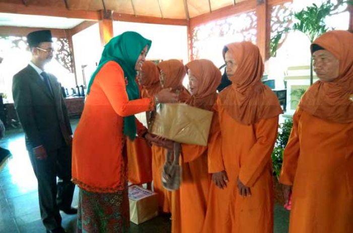 Peringati Harkitnas ke-109, Bupati Pamekasan Santuni Janda Veteran