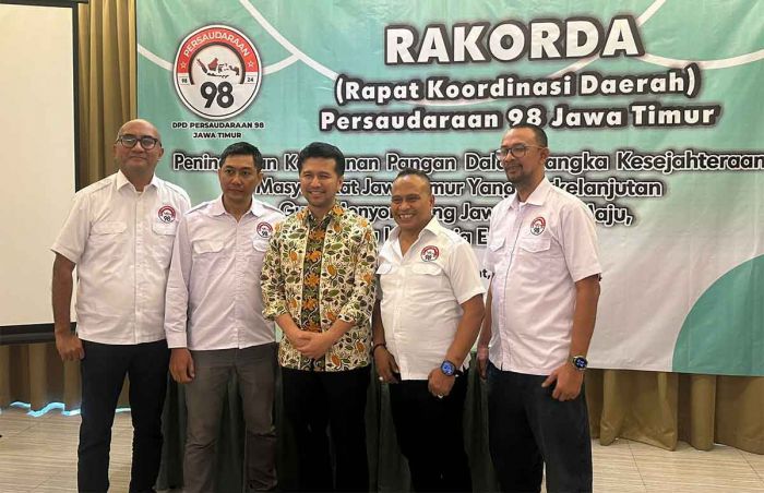 Emil Terima Deklarasi Dukungan dari DPD Persaudaraan 98 Jatim Emil Terima Deklarasi Dukungan dari DPD Persaudaraan 98 Jatim