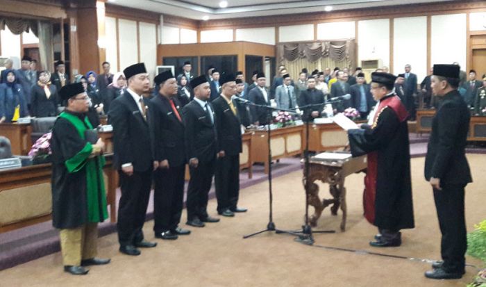 Pimpinan DPRD Gresik Dilantik, Begini Pesan Sambari Kepada Dewan dan Bupati Penerusnya Pimpinan DPRD Gresik Dilantik, Begini Pesan Sambari Kepada Dewan dan Bupati Penerusnya