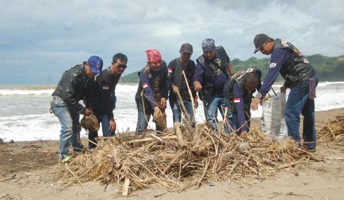 Klub Motor MACI Ajak Masyarakat Turut Peduli dengan Konservasi Penyu di Pantai Kili Kili