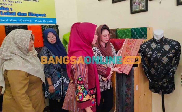 Arumi Bachsin Kunjungi Sentra Perajin Sarung Tenun di Desa Wedani Gresik Arumi Bachsin Kunjungi Sentra Perajin Sarung Tenun di Desa Wedani Gresik