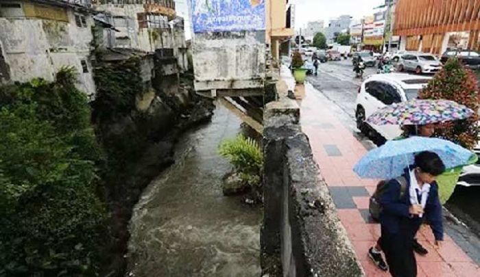 Bangunan Ruko di Atas Sungai Jompo Terancam Digusur Bangunan Ruko di Atas Sungai Jompo Terancam Digusur