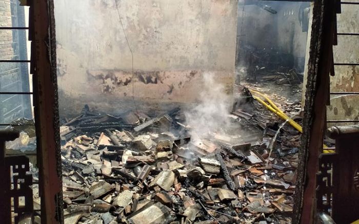 Ngamuk, Pria di Sidoarjo Bakar Rumah Orang Tua Sendiri Hingga Ludes, Sang Ibu Luka-luka Ngamuk, Pria di Sidoarjo Bakar Rumah Orang Tua Sendiri Hingga Ludes, Sang Ibu Luka-luka