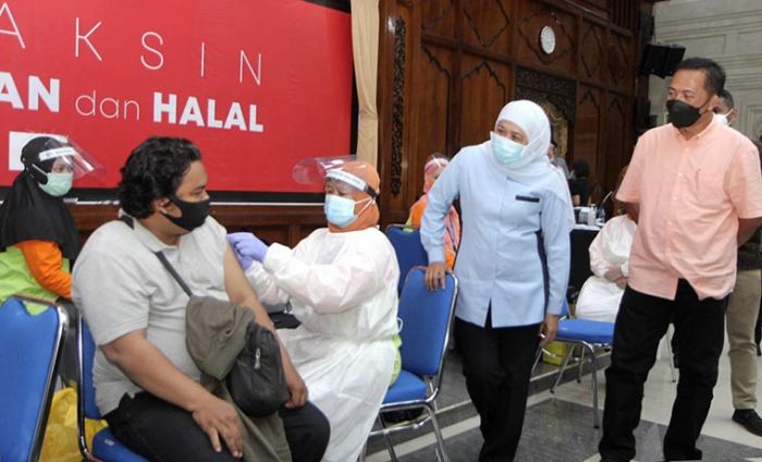 Gubernur Jatim Tinjau Langsung Vaksinasi Wartawan Dosis Kedua Gubernur Jatim Tinjau Langsung Vaksinasi Wartawan Dosis Kedua