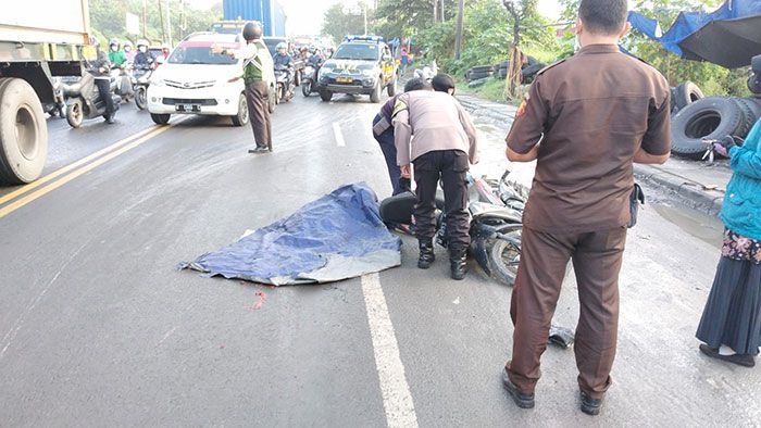 Dump Truk Vs Motor di Sukomulyo Gresik, 1 Orang Tewas