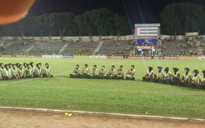 Grup Al-Banjari Polres Gresik Warnai Pertandingan Persegres Vs Sriwijaya