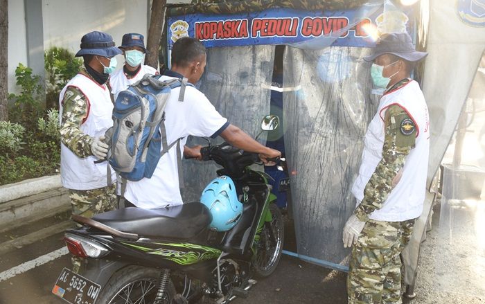 ​Aksi Penyemprotan Disinfektan Warnai Peringatan HUT Satkopaska dan Dislambair Koarmada II