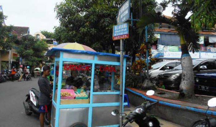 PKL di Lamongan Tetap Berjualan di Lokasi Terlarang