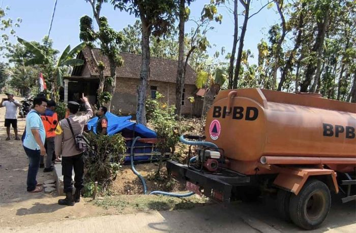 Sinergitas TNI-Polri Salurkan Bantuan Air Bersih di Ngawi Sinergitas TNI-Polri Salurkan Bantuan Air Bersih di Ngawi