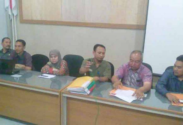 KPUD Gresik Akhirnya Tetapkan Tiga Pasang Cabup, Beri Waktu 60 Hari untuk Lengkapi Persyaratan KPUD Gresik Akhirnya Tetapkan Tiga Pasang Cabup, Beri Waktu 60 Hari untuk Lengkapi Persyaratan