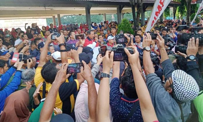 SBY Disambut Ribuan Warga saat Berangkatkan Jalan Sehat di Alun-alun Pacitan SBY Disambut Ribuan Warga saat Berangkatkan Jalan Sehat di Alun-alun Pacitan