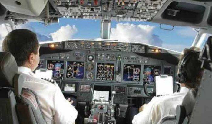 Pesawat Terlambat, Pilot Tawarkan Kompensasi berupa Pramugari Janda Pesawat Terlambat, Pilot Tawarkan Kompensasi berupa Pramugari Janda