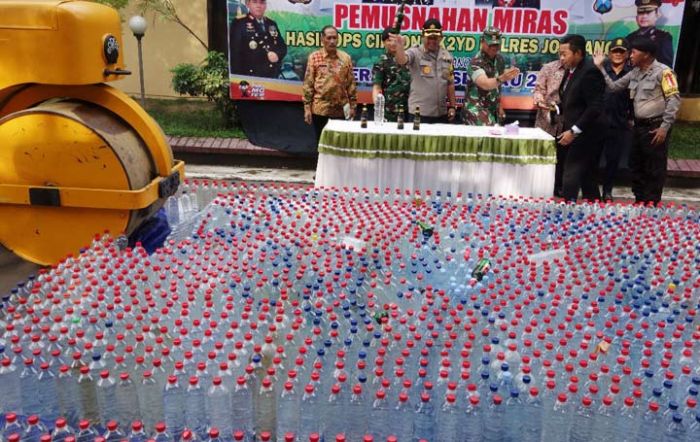Ribuan Botol Miras Dimusnahkan di Jombang Ribuan Botol Miras Dimusnahkan di Jombang