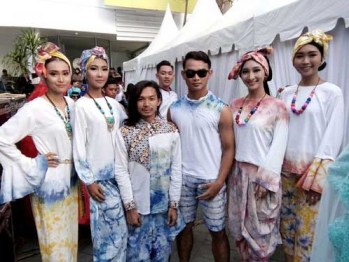 Manfaatkan Batik Jumputan, Desainer Muda Pilih Tampil Beda Manfaatkan Batik Jumputan, Desainer Muda Pilih Tampil Beda