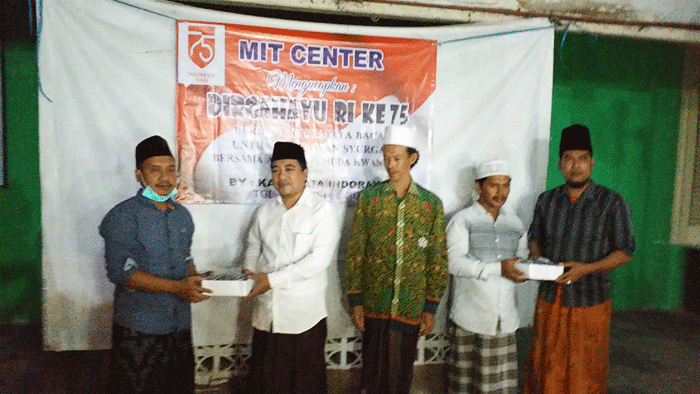 Pengusaha Kwanyar Bangkalan Serahkan Bantuan Kacamata APD ke Guru Madin Pengusaha Kwanyar Bangkalan Serahkan Bantuan Kacamata APD ke Guru Madin
