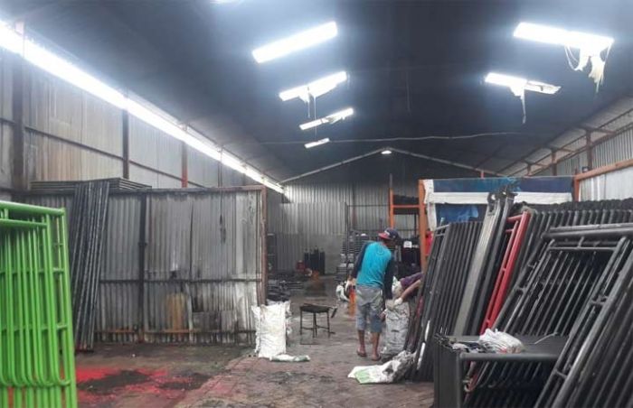 Tempat Produksi Scaffolding di Sidoarjo Terbakar