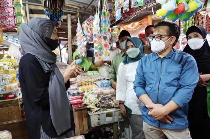 Wakil Ketua DPR RI Dicurhati Pedagang Pasar Terkait Kenaikan Harga Sembako Wakil Ketua DPR RI Dicurhati Pedagang Pasar Terkait Kenaikan Harga Sembako