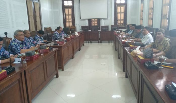 Bantah Tudingan Komisi B Terkait E-Retribusi, Kadindag Sebut Ada Anggota Dewan yang Punya 5 Bedak Bantah Tudingan Komisi B Terkait E-Retribusi, Kadindag Sebut Ada Anggota Dewan yang Punya 5 Bedak