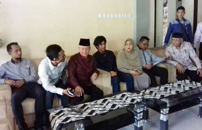 Tuntut Laporannya segera Diproses, Korban Penipuan Mafia Tanah Datangi Polres Situbondo Tuntut Laporannya segera Diproses, Korban Penipuan Mafia Tanah Datangi Polres Situbondo