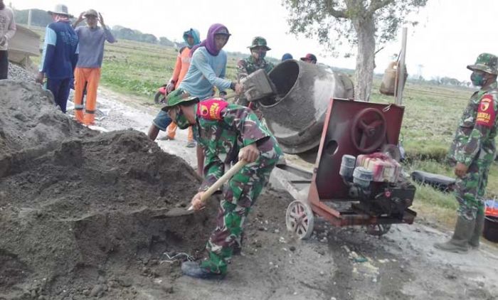 Di Tengah pandemi Covid-19, Anggota Koramil Bluluk Gotong Royong Perbaiki Jalan Desa