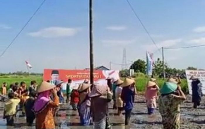 Unik, Si Raja Kavling Pasuruan Gelar Upacara HUT RI di Area Lumpur Persawahan Unik, Si Raja Kavling Pasuruan Gelar Upacara HUT RI di Area Lumpur Persawahan