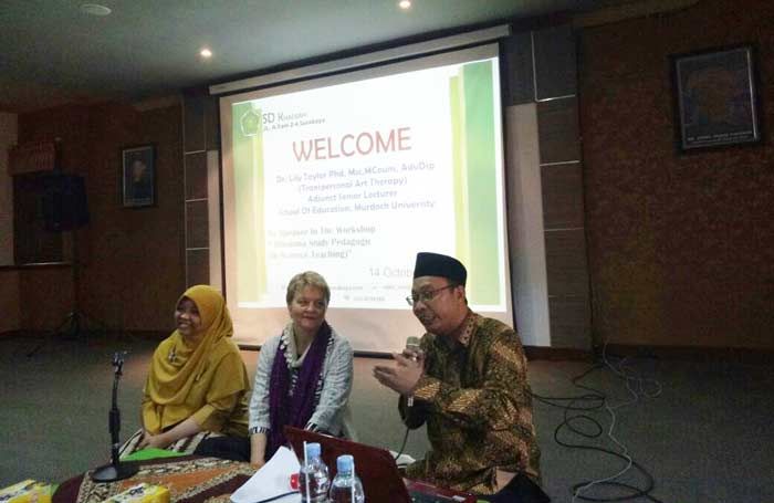 Tingkatkan SDM Guru, SD Khadijah Surabaya Undang Dosen Aussie Tingkatkan SDM Guru, SD Khadijah Surabaya Undang Dosen Aussie