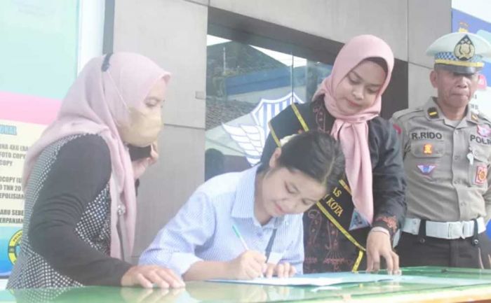 Peringati Hari Kartini, Petugas Satpas Layani Pemohon SIM Sambil Kenakan Kebaya Peringati Hari Kartini, Petugas Satpas Layani Pemohon SIM Sambil Kenakan Kebaya
