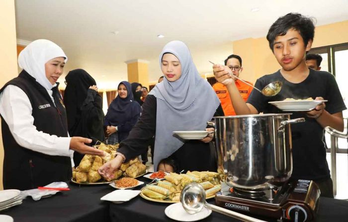 Tiba di Surabaya, Gubernur Khofifah Ajak Penyintas dari Sudan Sarapan Ketupat Opor Tiba di Surabaya, Gubernur Khofifah Ajak Penyintas dari Sudan Sarapan Ketupat Opor