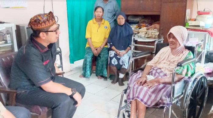 Beri Program Bantuan Langsung ke Lansia, Pj Wali Kota Mojokerto Tuai Apresiasi Warga Beri Program Bantuan Langsung ke Lansia, Pj Wali Kota Mojokerto Tuai Apresiasi Warga