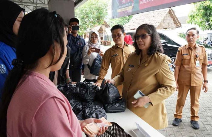 Pj Wali Kota Kediri Tinjau Pelaksanaan OPM Jelang Nataru Pj Wali Kota Kediri Tinjau Pelaksanaan OPM Jelang Nataru