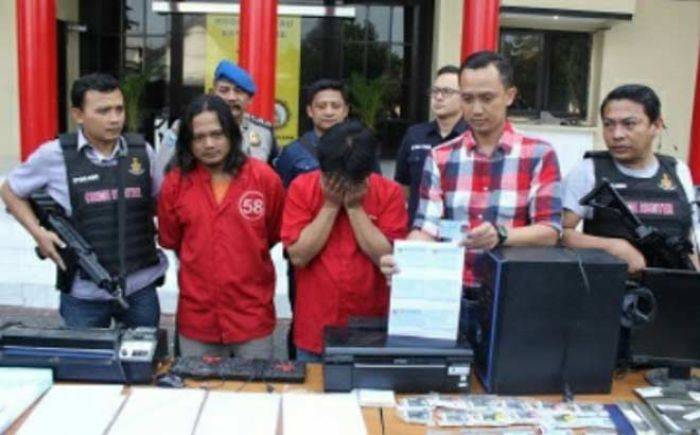 Polrestabes Surabaya Bekuk Calo Pemalsu KTP di Samsat Ketintang Surabaya Polrestabes Surabaya Bekuk Calo Pemalsu KTP di Samsat Ketintang Surabaya
