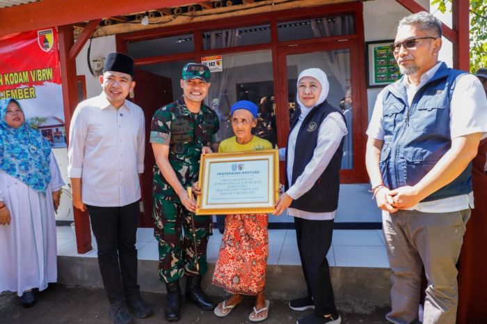 Tinjau Program Bedah Rumah di Jember, Gubernur Khofifah Pastikan Rumah Pascarenovasi Layak Huni Tinjau Program Bedah Rumah di Jember, Gubernur Khofifah Pastikan Rumah Pascarenovasi Layak Huni