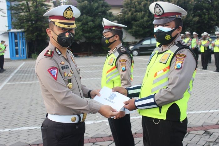 Berhasil Ungkap Kasus Tabrak Lari, Dua Anggota Satlantas Polresta Sidoarjo Terima Penghargaan