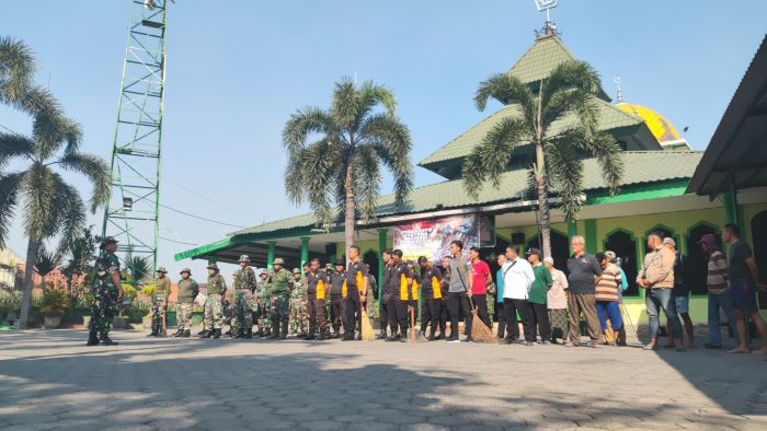 Koramil dan Polsek Prajuritkulon Bebersih Masjid Roudlotul Jannah Kota Mojokerto Koramil dan Polsek Prajuritkulon Bebersih Masjid Roudlotul Jannah Kota Mojokerto
