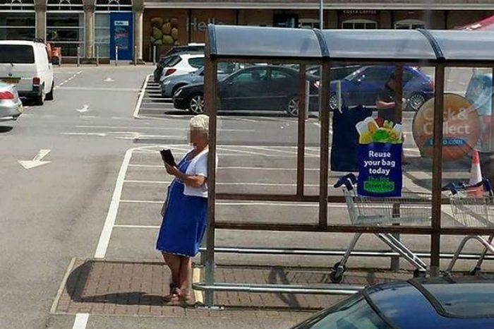Alamak, Nenek ini Tunggu Bus Umum di ‘Dermaga’ Troli Supermarket Tesco Alamak, Nenek ini Tunggu Bus Umum di ‘Dermaga’ Troli Supermarket Tesco