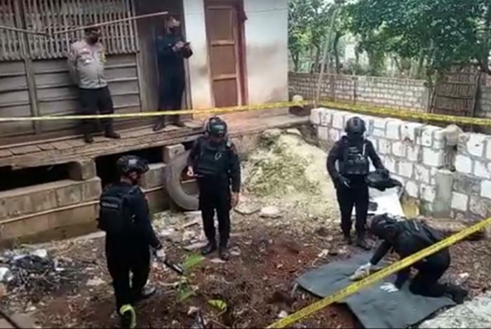 Warga Tuban Temukan Mortir Aktif saat Gali Tanah Pekarangan Warga Tuban Temukan Mortir Aktif saat Gali Tanah Pekarangan