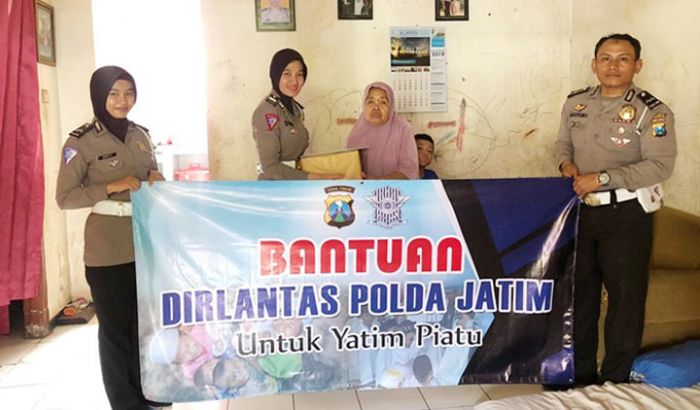 Dirlantas Polda Jatim Berikan Bantuan ke Anak Yatim Piatu