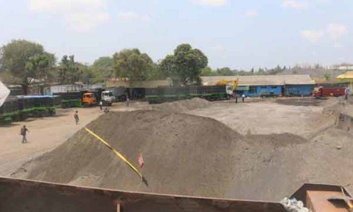 Baru 3 Stockpile yang Diberi Police Line, Kasatreskrim Polres Lumajang: Tunggu Pihak ESDM Baru 3 Stockpile yang Diberi Police Line, Kasatreskrim Polres Lumajang: Tunggu Pihak ESDM