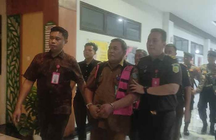 Selewengkan Dana Bantuan Senilai Miliaran Rupiah, Kades dan Ketua BPD Entalsewu Resmi Ditahan Selewengkan Dana Bantuan Senilai Miliaran Rupiah, Kades dan Ketua BPD Entalsewu Resmi Ditahan