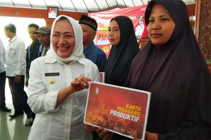 Bupati Bojonegoro Luncurkan Kartu Pedagang Produktif Bupati Bojonegoro Luncurkan Kartu Pedagang Produktif