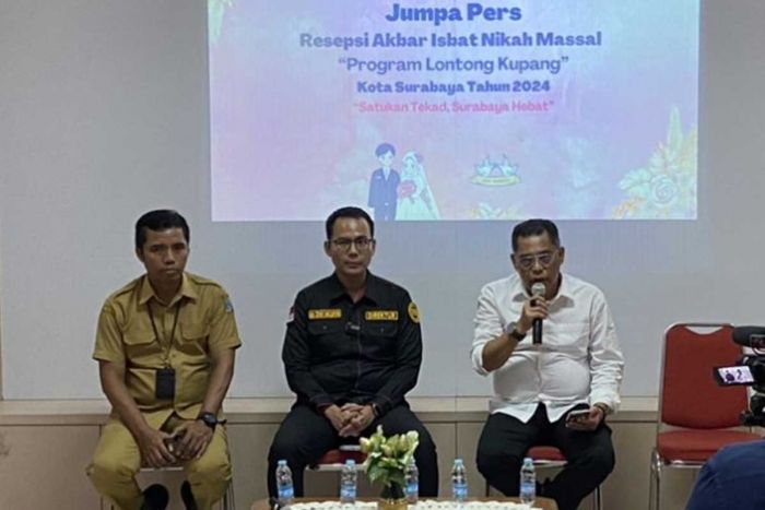 Pemkot Surabaya Gelar Nikah Massal, 330 Pasangan Jalani Resepsi Pesta Kebun di Balai Kota Pemkot Surabaya Gelar Nikah Massal, 330 Pasangan Jalani Resepsi Pesta Kebun di Balai Kota