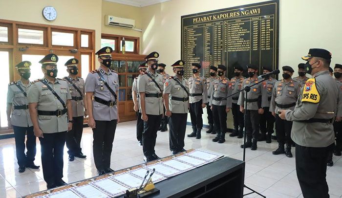 3 Pejabat Utama dan Kapolsek Paron Jalani Sertijab di Polres Ngawi