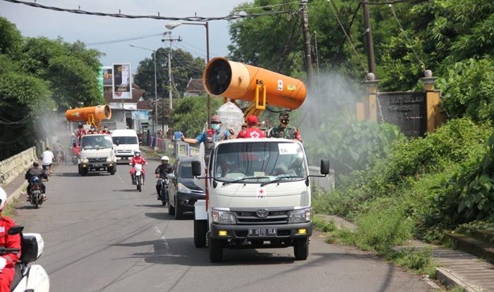 Satgas Covid-19 Jember Gencar Lakukan Penyemprotan Disinfektan di Sejumlah Tempat Umum