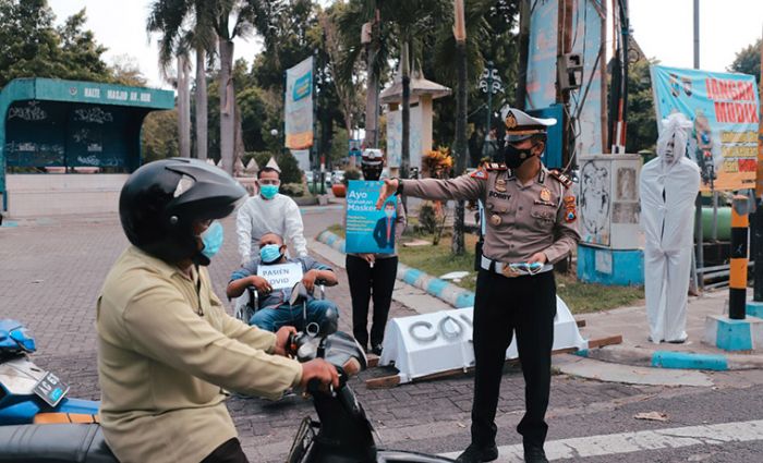 Satlantas Polres Kediri Gelar Teatrikal, Ingatkan Bahaya Tak Patuh Protokol Kesehatan Satlantas Polres Kediri Gelar Teatrikal, Ingatkan Bahaya Tak Patuh Protokol Kesehatan