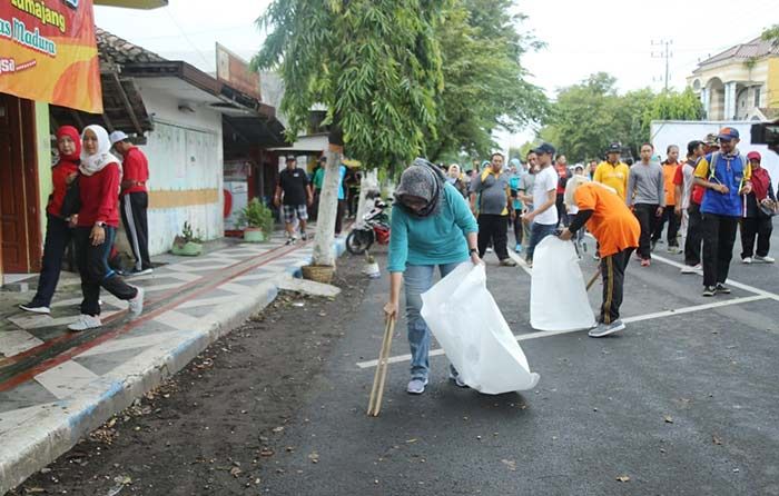 Puncaki Peringatan HPSN, Wabup Lumajang Pimpin Bersih-bersih Kota Puncaki Peringatan HPSN, Wabup Lumajang Pimpin Bersih-bersih Kota