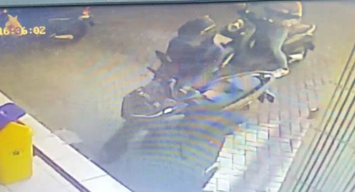 Motor Pegawai Minimarket di Tropodo Sidoarjo Dimaling Pasangan Pria-Wanita Motor Pegawai Minimarket di Tropodo Sidoarjo Dimaling Pasangan Pria-Wanita