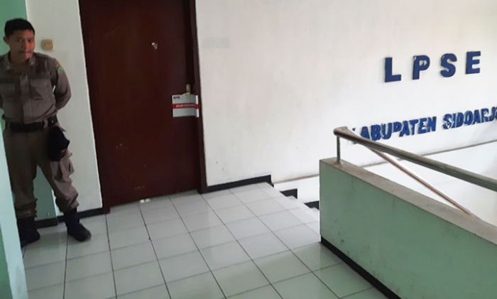 OTT Bupati Sidoarjo, KPK Segel Ruangan Kantor PU-BMSDA dan LPSE OTT Bupati Sidoarjo, KPK Segel Ruangan Kantor PU-BMSDA dan LPSE