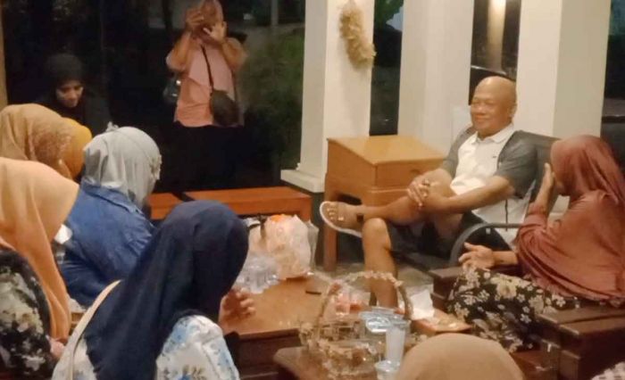 Gelar Open House, Mantan Wali Kota Probolinggo Nangis Gelar Open House, Mantan Wali Kota Probolinggo Nangis