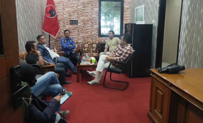Audiensi LSM Gabungan Bersama DPRD Pasuruan Batal, Ayik Minta Sekwan Dicopot Karena Tak Disiplin Audiensi LSM Gabungan Bersama DPRD Pasuruan Batal, Ayik Minta Sekwan Dicopot Karena Tak Disiplin