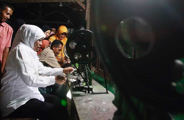 Sulit Bahan Baku, Khofifah Beri Solusi Sentra Penghasil Shuttlecocks di Nganjuk Sulit Bahan Baku, Khofifah Beri Solusi Sentra Penghasil Shuttlecocks di Nganjuk